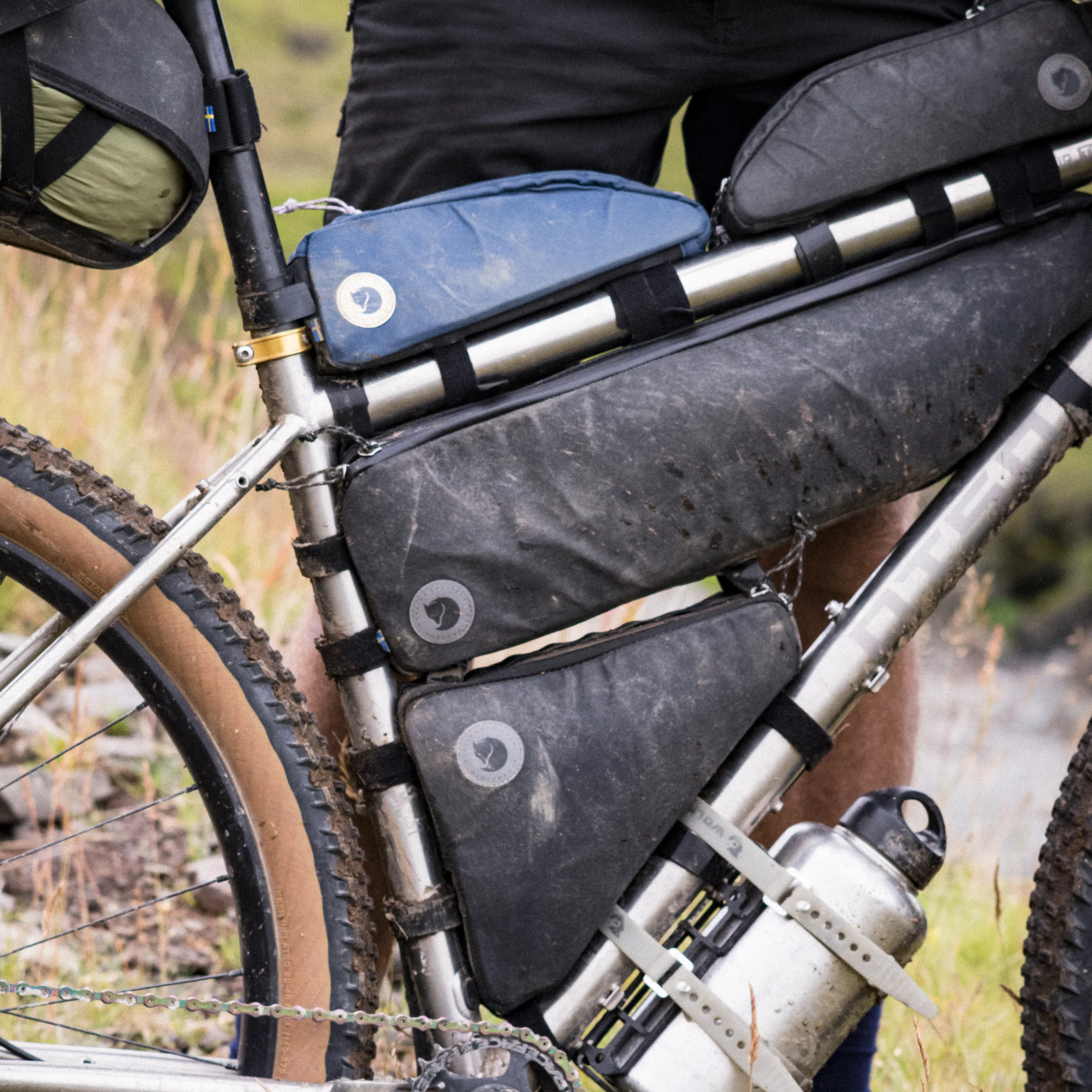 Hoja Triangle Frame Bag - Image 8